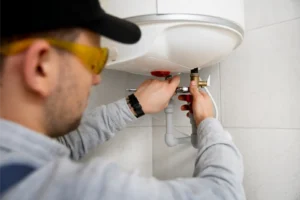 Reformas Orkaled Fontanero conectando las tomas de agua bajo un lavabo