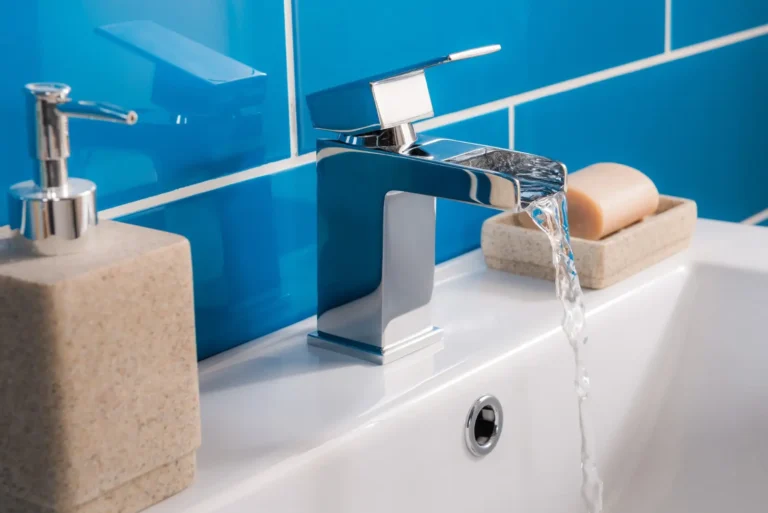 Grifo de lavabo con agua corriendo