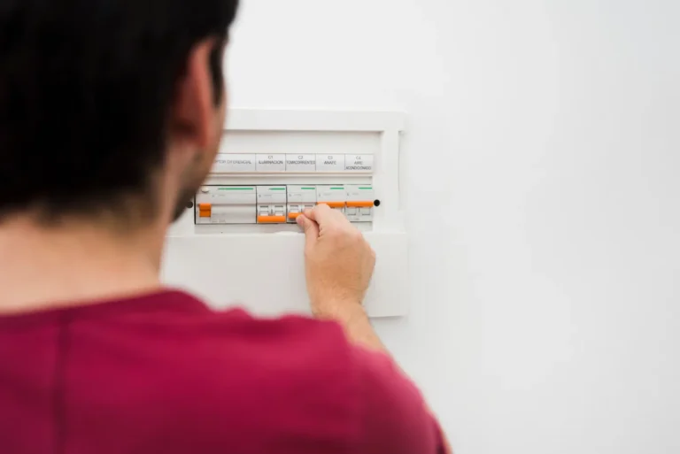 Reformas Orkaled Persona revisando los diferenciales del cuadro eléctrico de su casa