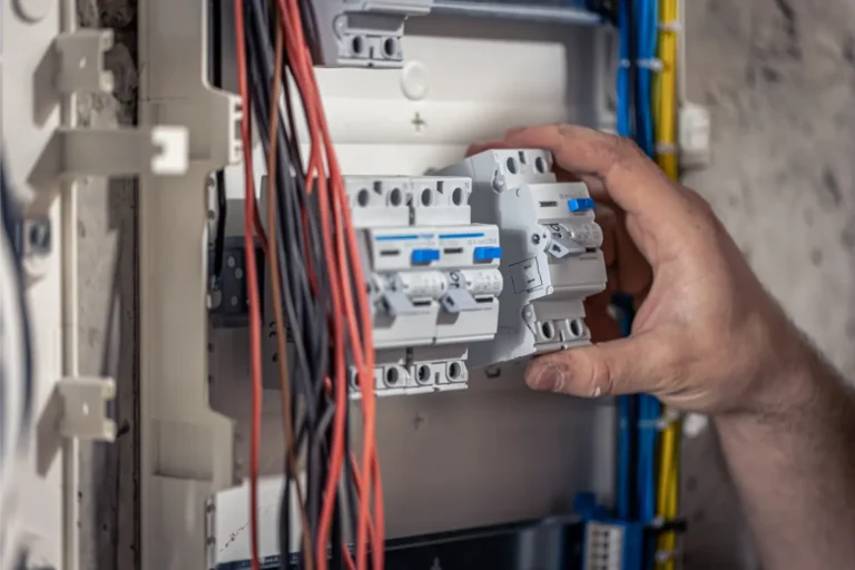 Reformas Orkaled Electricista montando un diferencial en el cuadro de una vivienda