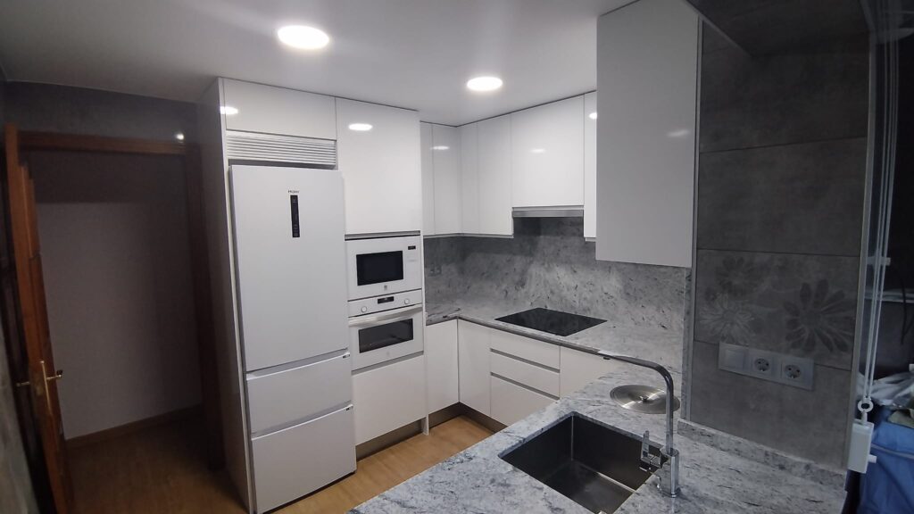 montaje de muebles de cocina Reformas Orkaled