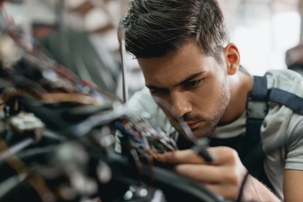 Técnico revisando el cableado de una instalación eléctrica